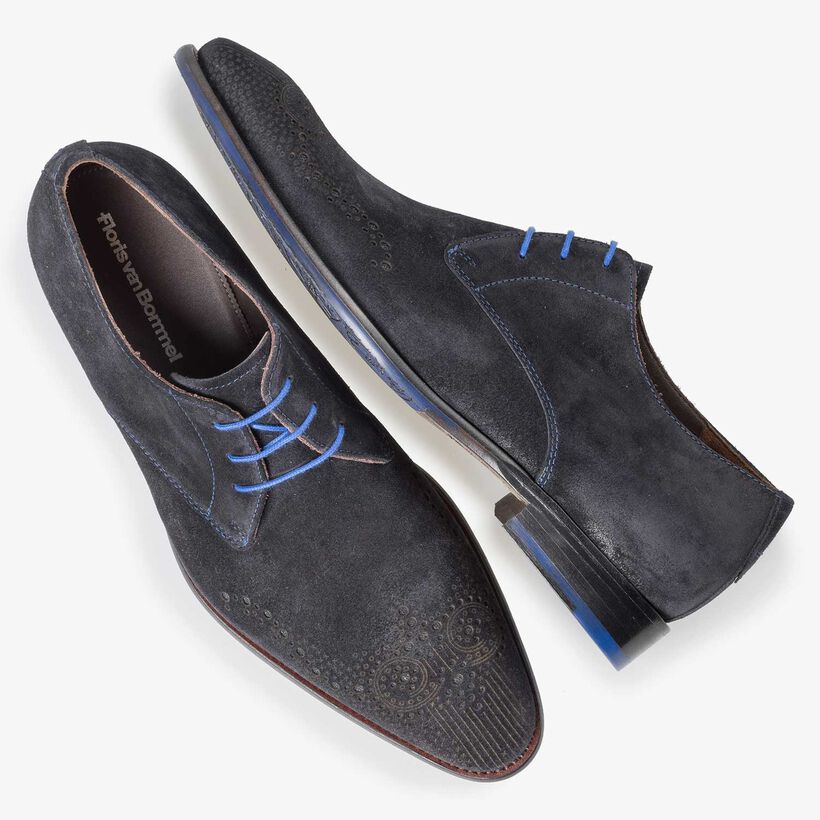 Blauwe suède schoen met brogueperforaties