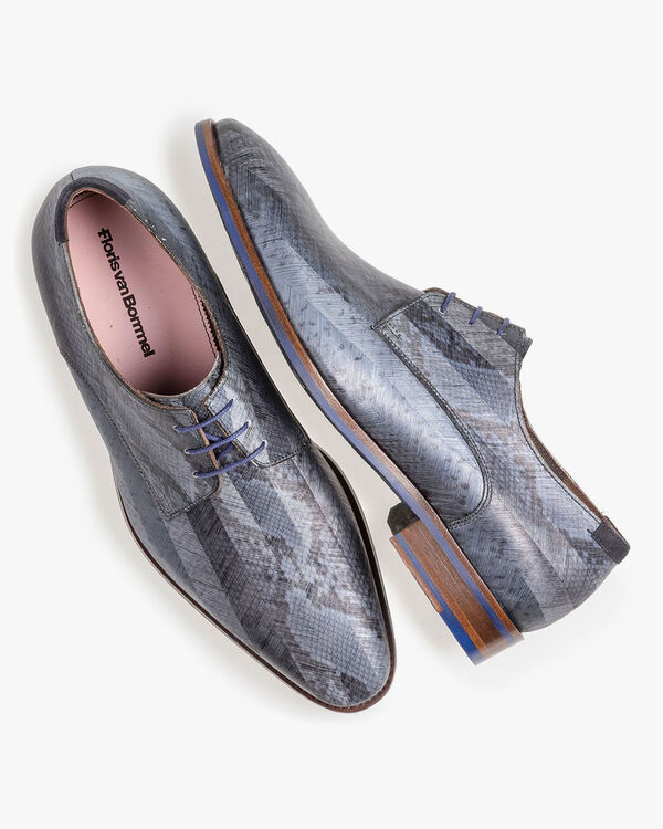 Blauwe veterschoen met snakeprint