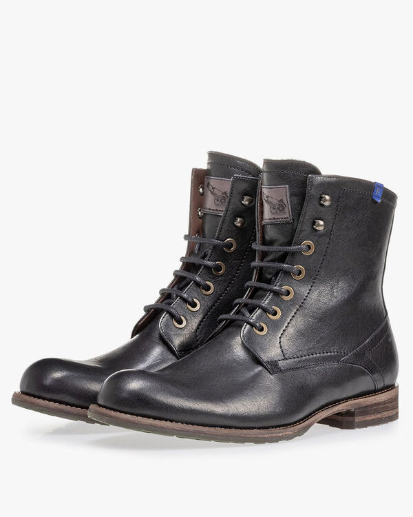 Wolgevoerde zwarte veterboot