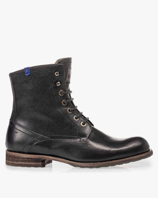 Wolgevoerde zwarte veterboot