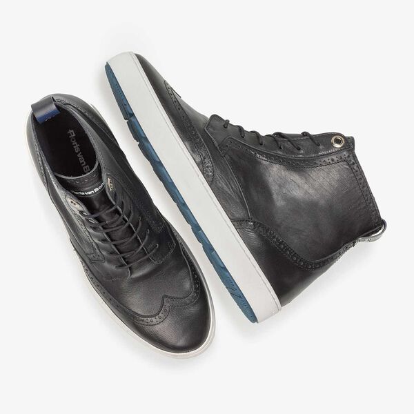 Mid-high leather sneaker