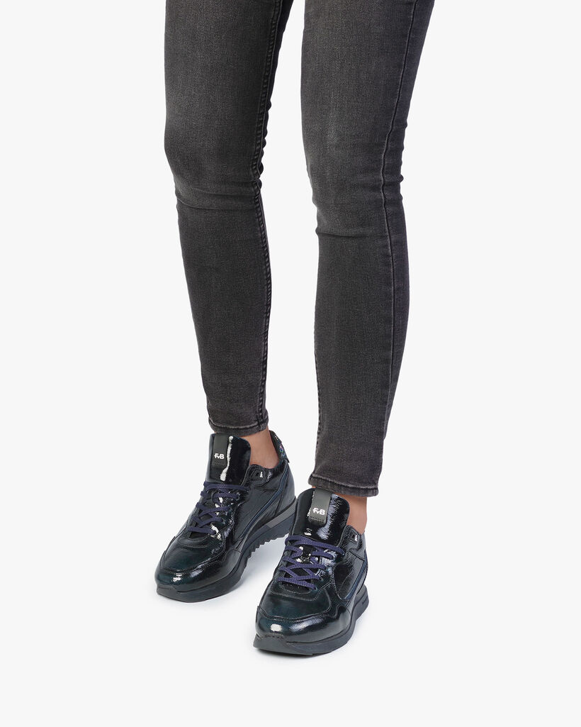 Sneaker blauwe lakleer