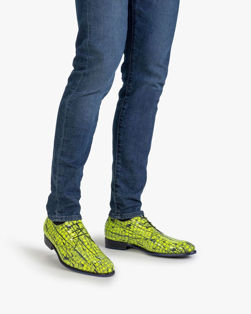 Lace shoe patent leather