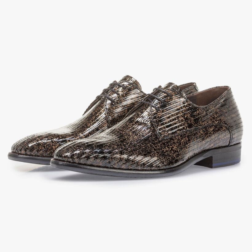 Bruine lakleren veterschoen met metallicprint