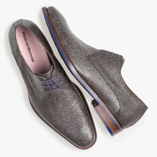 Grijze veterschoen met metallicprint