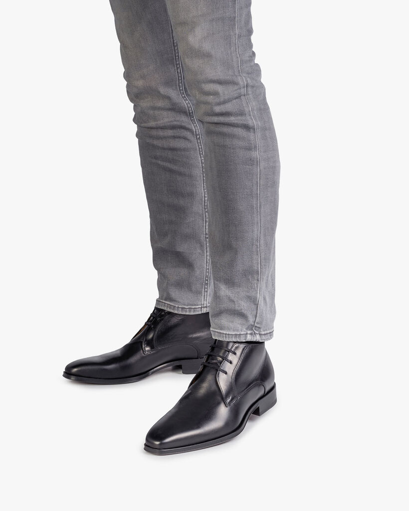 Lace boot calf leather black