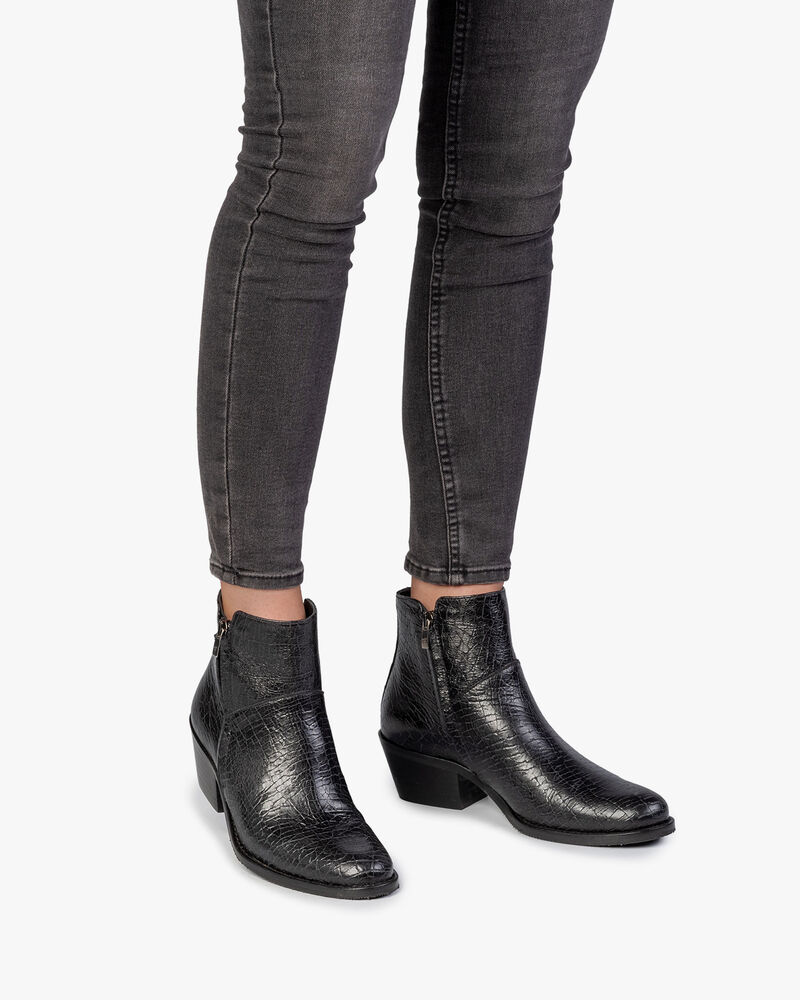 Ankle boot craquel&eacute; leather black