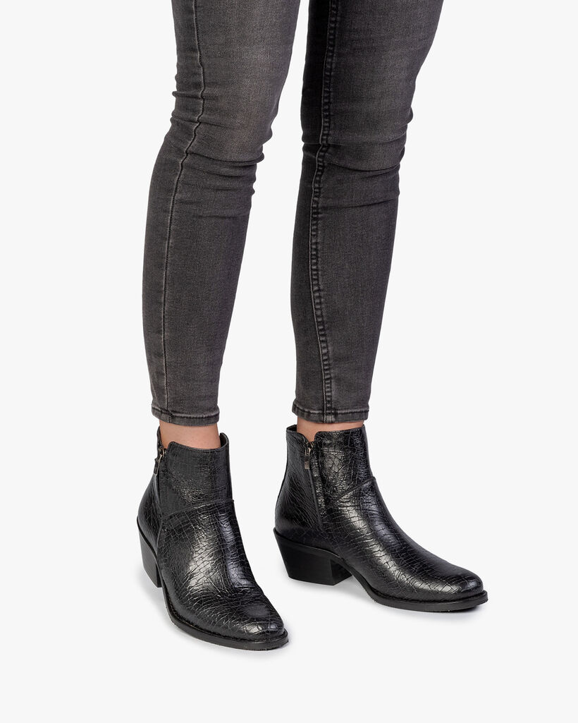 Ankle boot craquel&eacute; leather black
