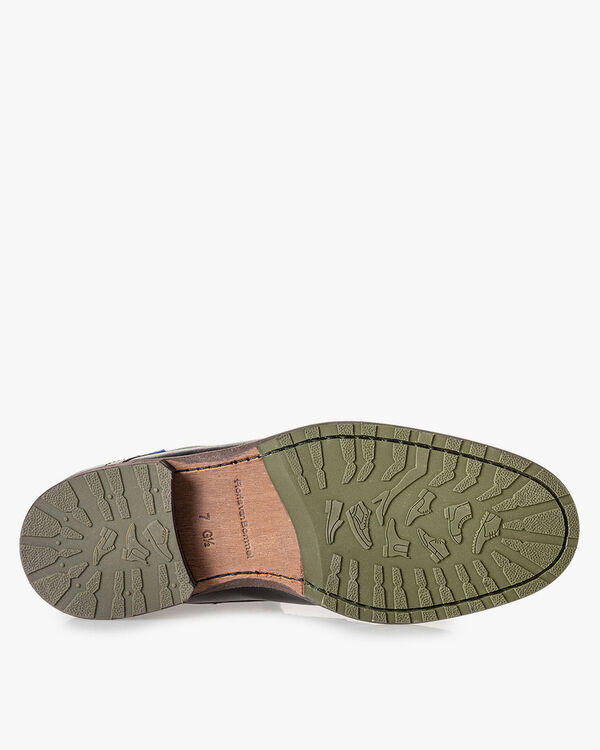 Wolgevoerde zwarte veterboot