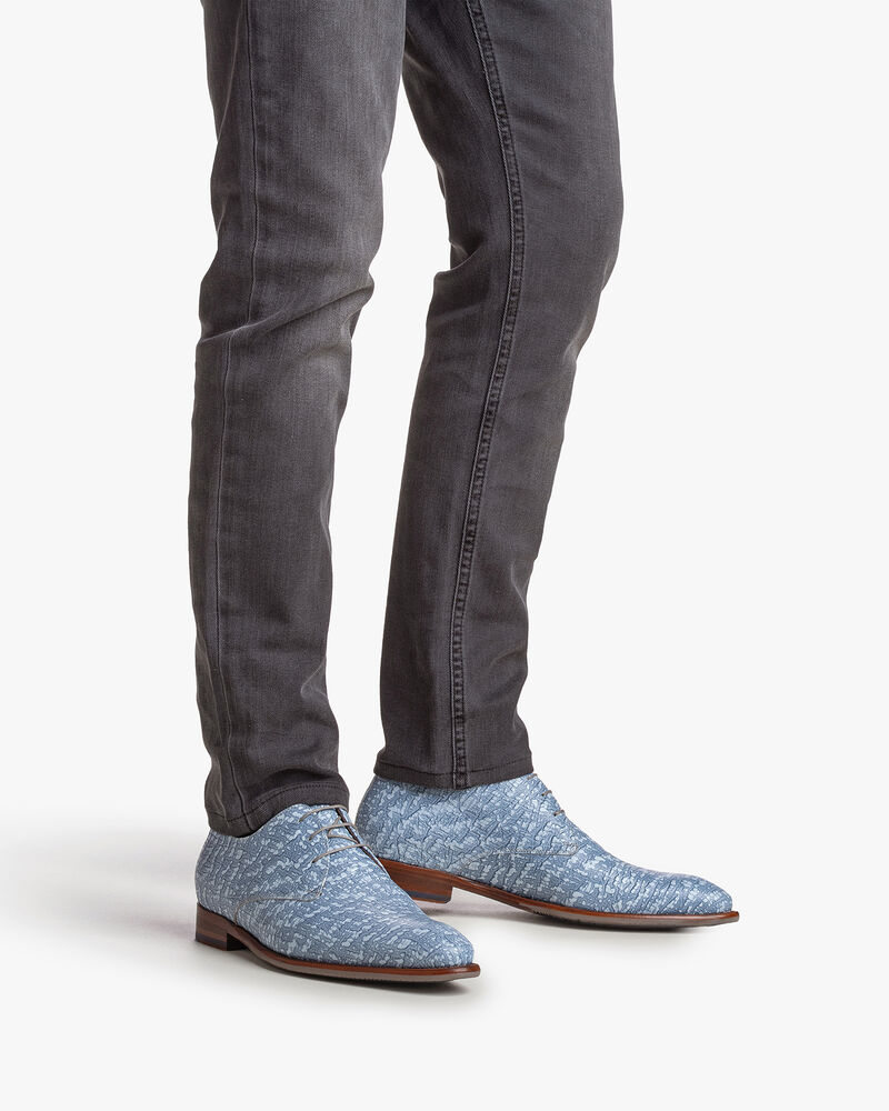 Patent leather lace shoe with a croco print