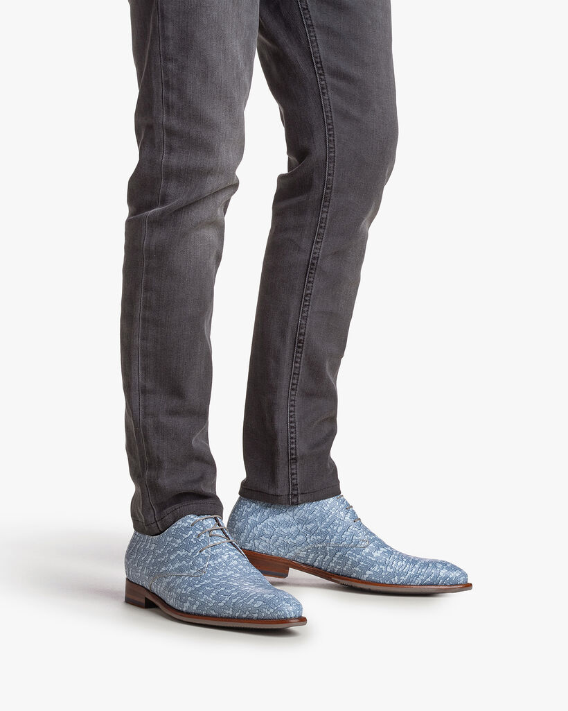 Patent leather lace shoe with a croco print