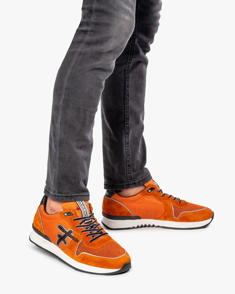 Sneaker orange suede leather