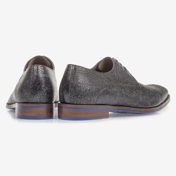 Blauwe veterschoen met metallicprint