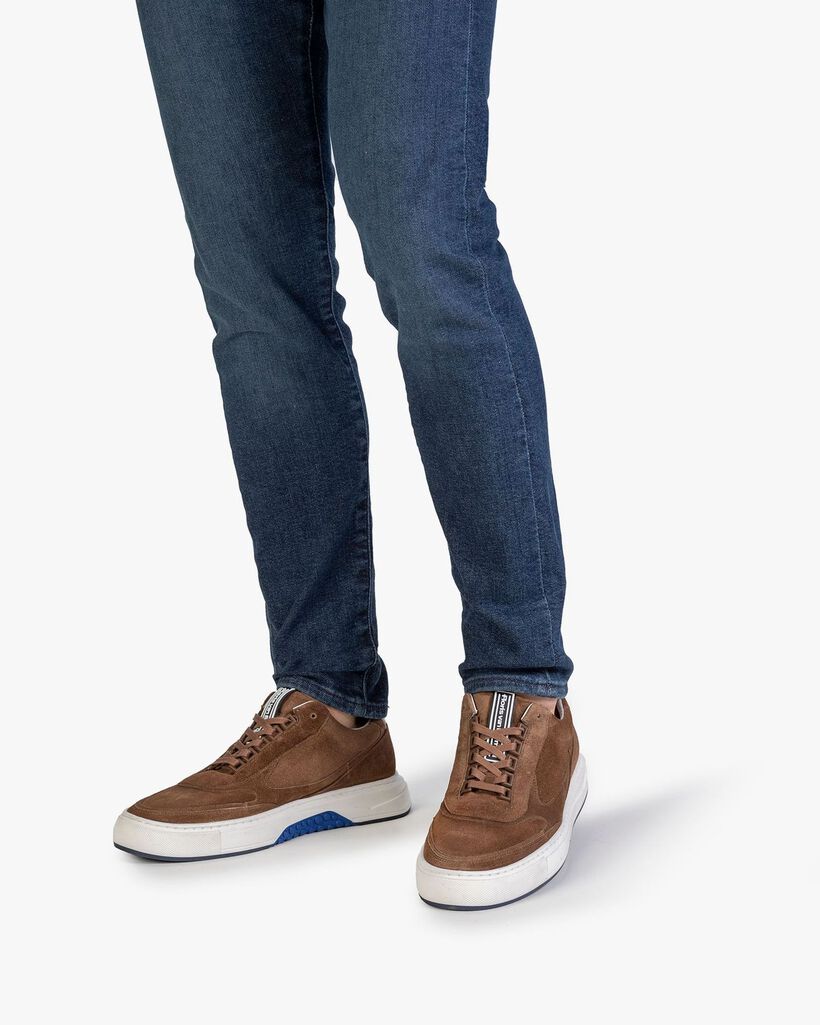 Sneaker su&egrave;de cognac