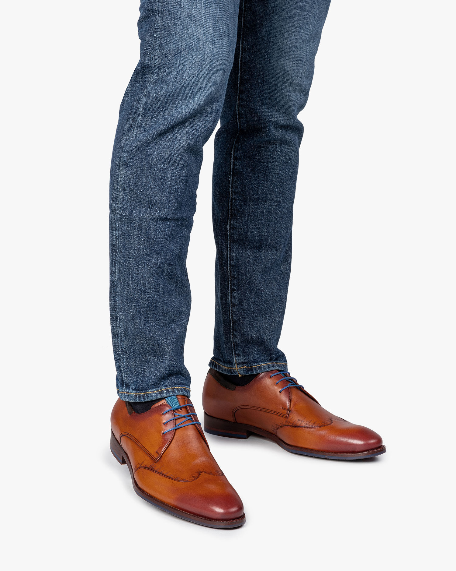 Men lace up shoes 2025