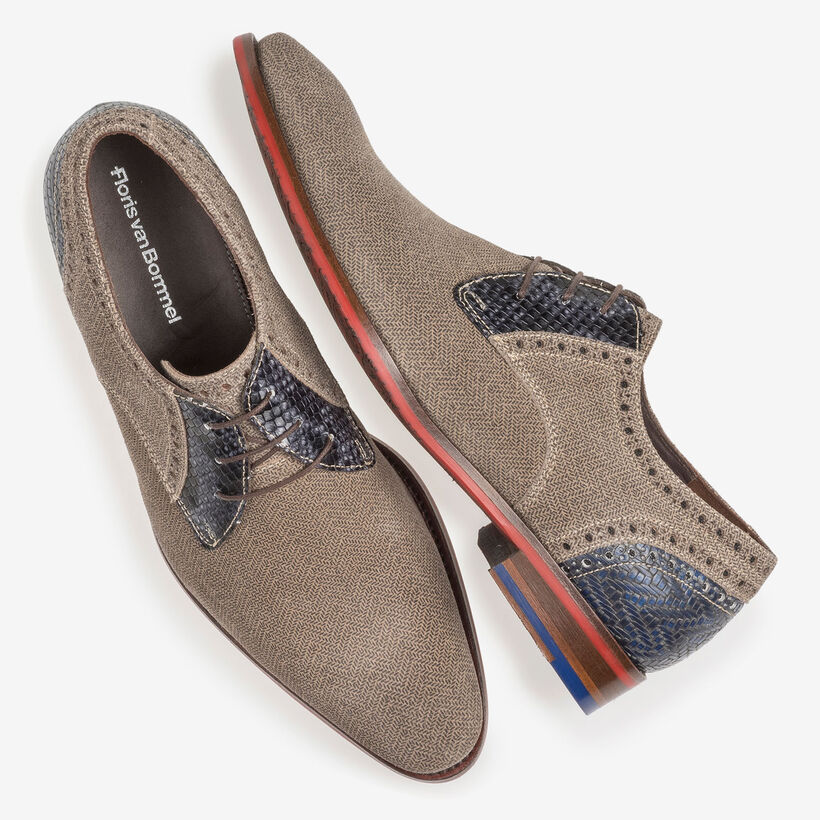 Beige su&egrave;de veterschoen met blauwe print