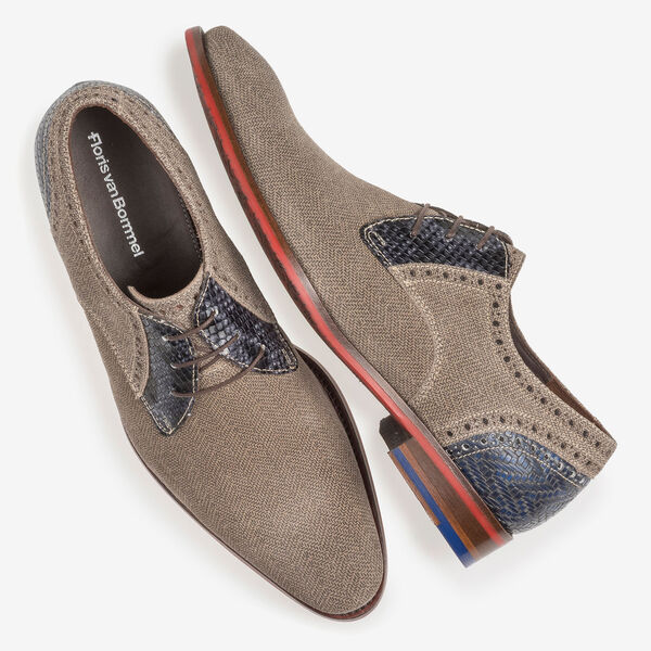 Beige su&egrave;de veterschoen met blauwe print