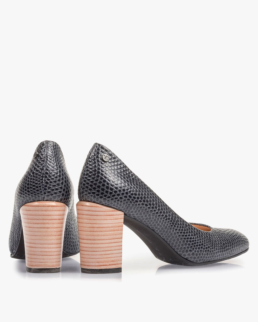 Donkerblauwe leren pump met print