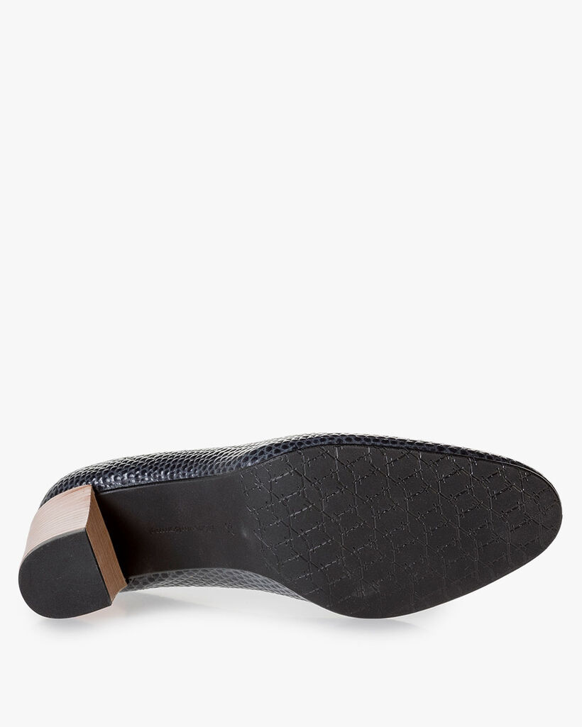 Donkerblauwe leren pump met print