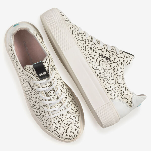 Witte leren sneaker met zwarte print
