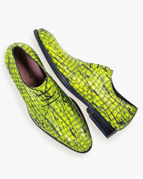 Lace shoe patent leather