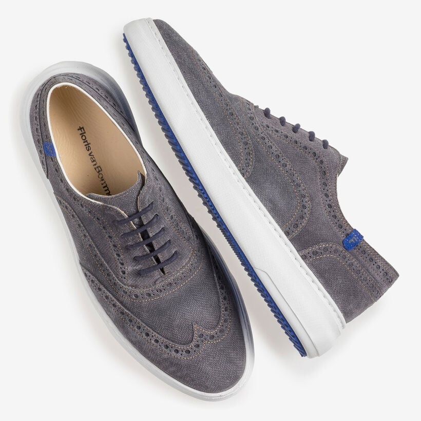 Donkergrijze su&egrave;de veterschoen met print