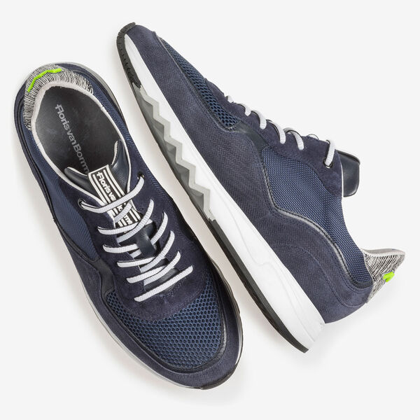 Donkerblauwe su&egrave;de sneaker met print