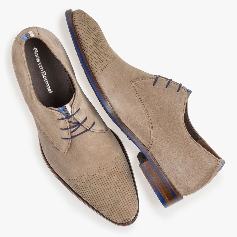 Beige su&egrave;de veterschoen met laserprint