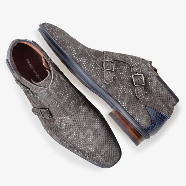 Mid-high brown patterned buckled shoe