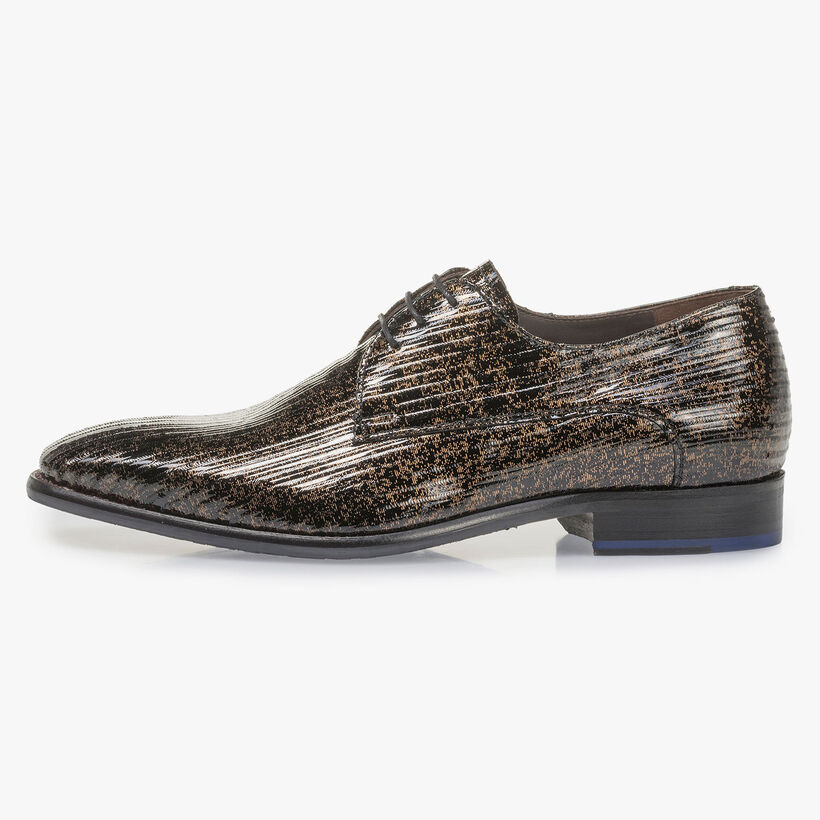 Bruine lakleren veterschoen met metallicprint