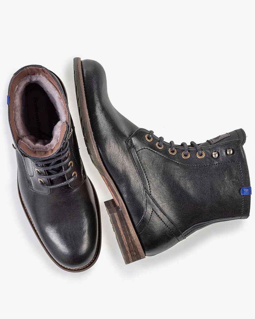 Wolgevoerde zwarte veterboot