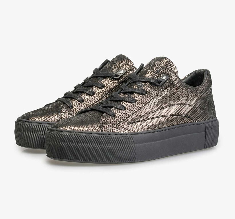 Sneaker with bronze-coloured metallic print