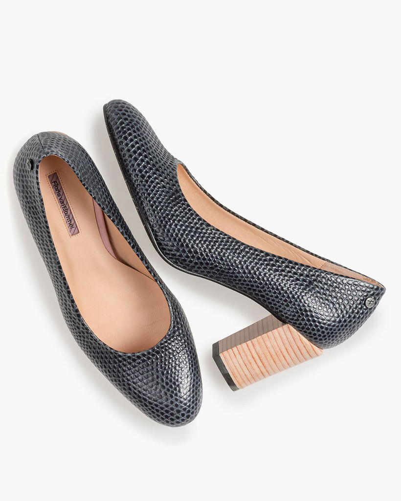 Donkerblauwe leren pump met print
