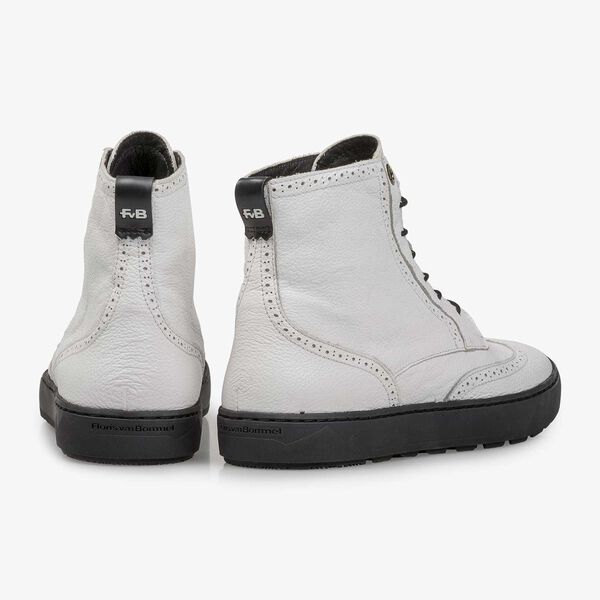 White mid-high sneaker with structured leather