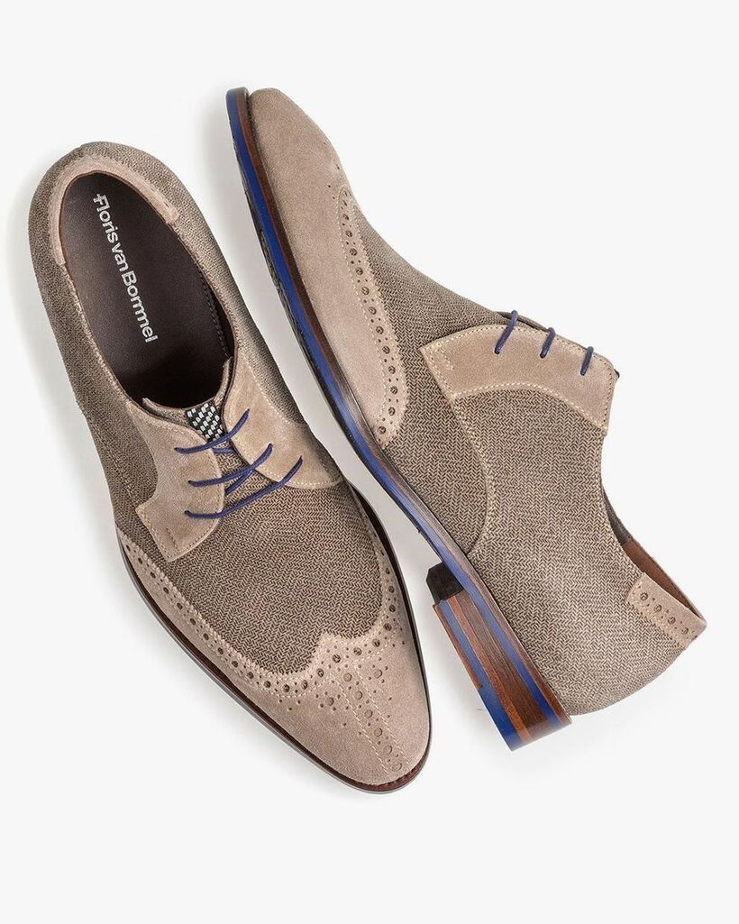 Zandkleurig su&egrave;de veterschoen met print