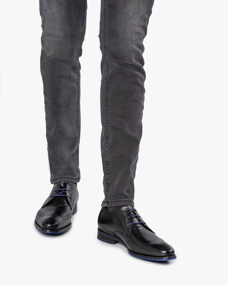 Black calf leather lace shoe