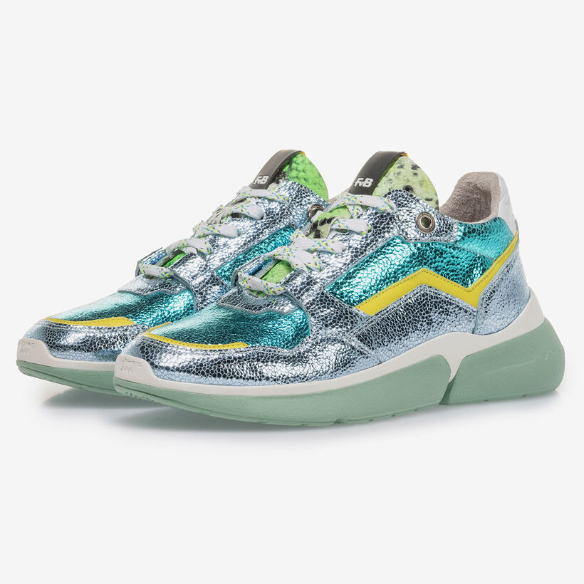Lichtblauwe leren sneaker met metallicprint
