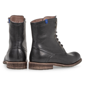 Wolgevoerde zwarte veterboot