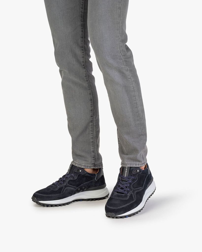 Blauwe su&egrave;de sneaker