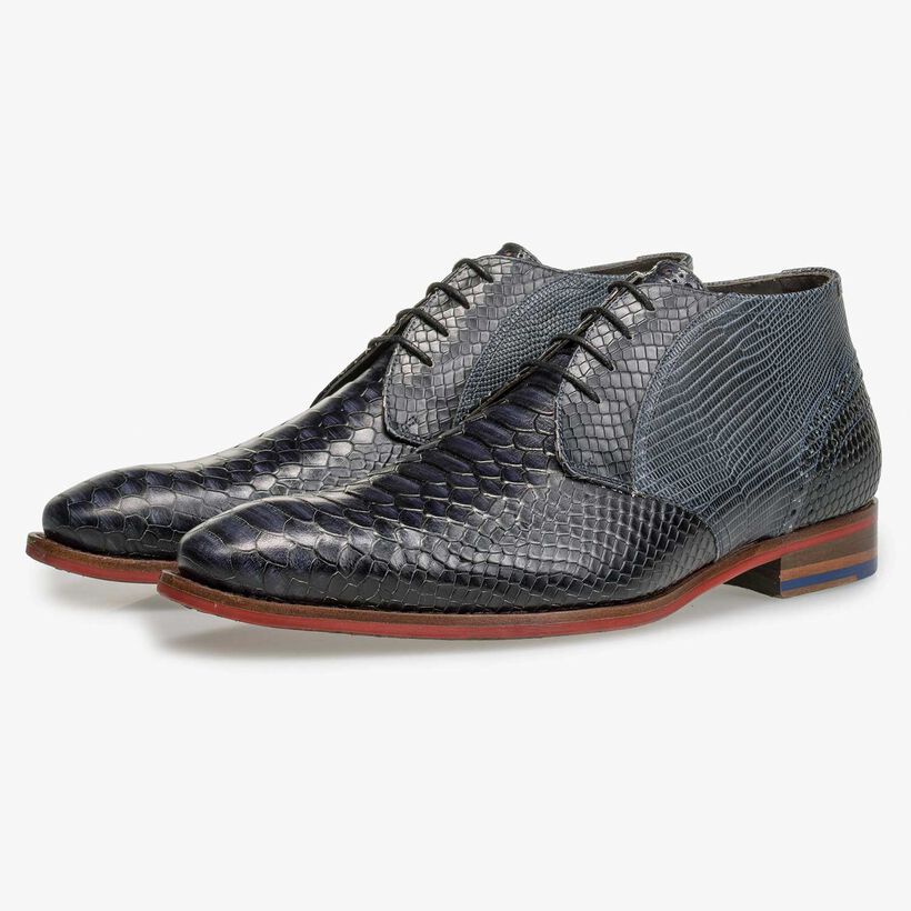 Halfhoge blauwe leren veterschoen met snakeprint