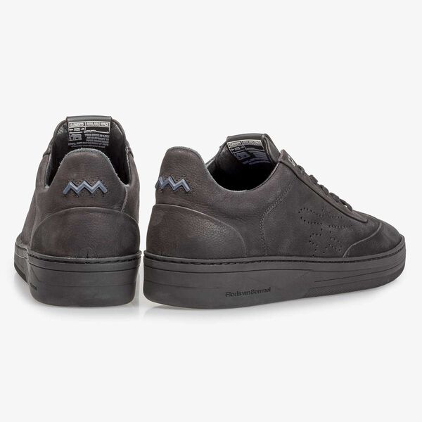 Zwarte nubuckleren sneaker met print