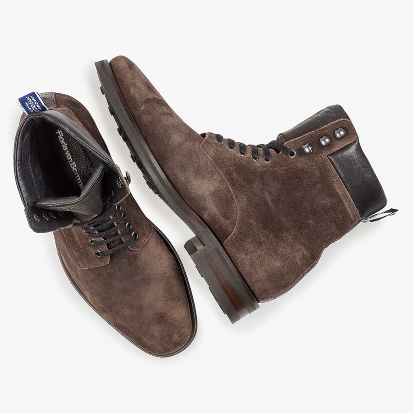 Donkerbruine su&egrave;de veterboot