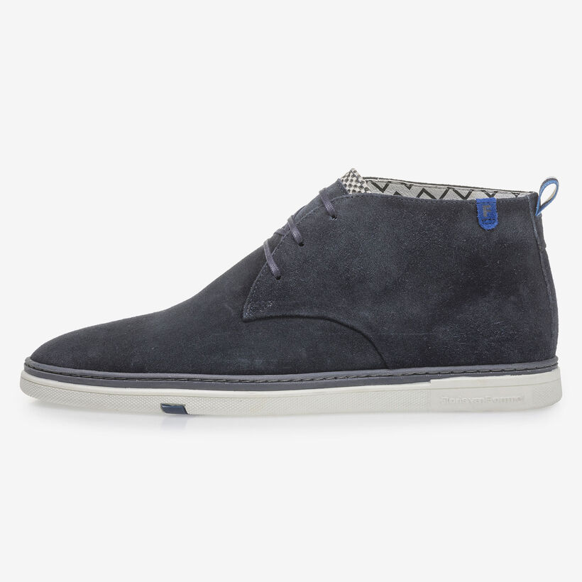 Donkerblauwe su&egrave;de veterboot