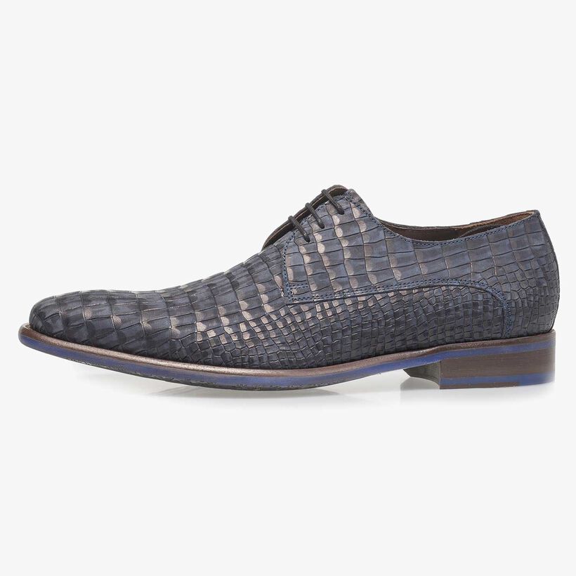 Blauwe nubuckleren veterschoen met crocoprint