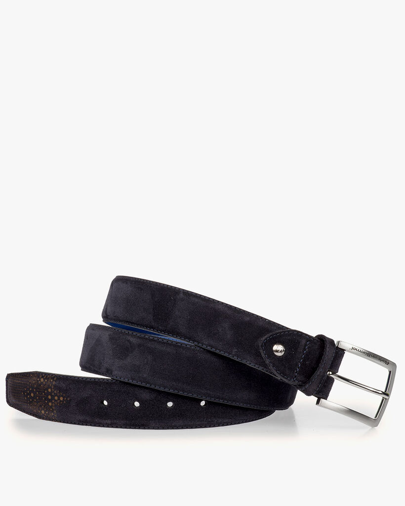 Blauwe su&egrave;de riem met brogueperforaties