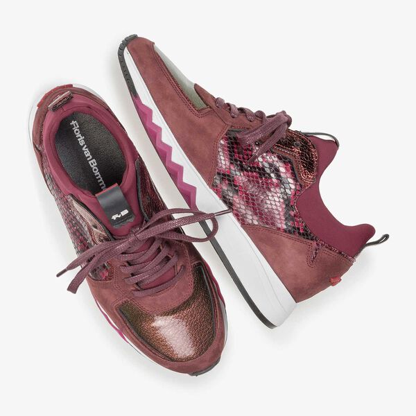 Rode su&egrave;de sneaker met snakeprint