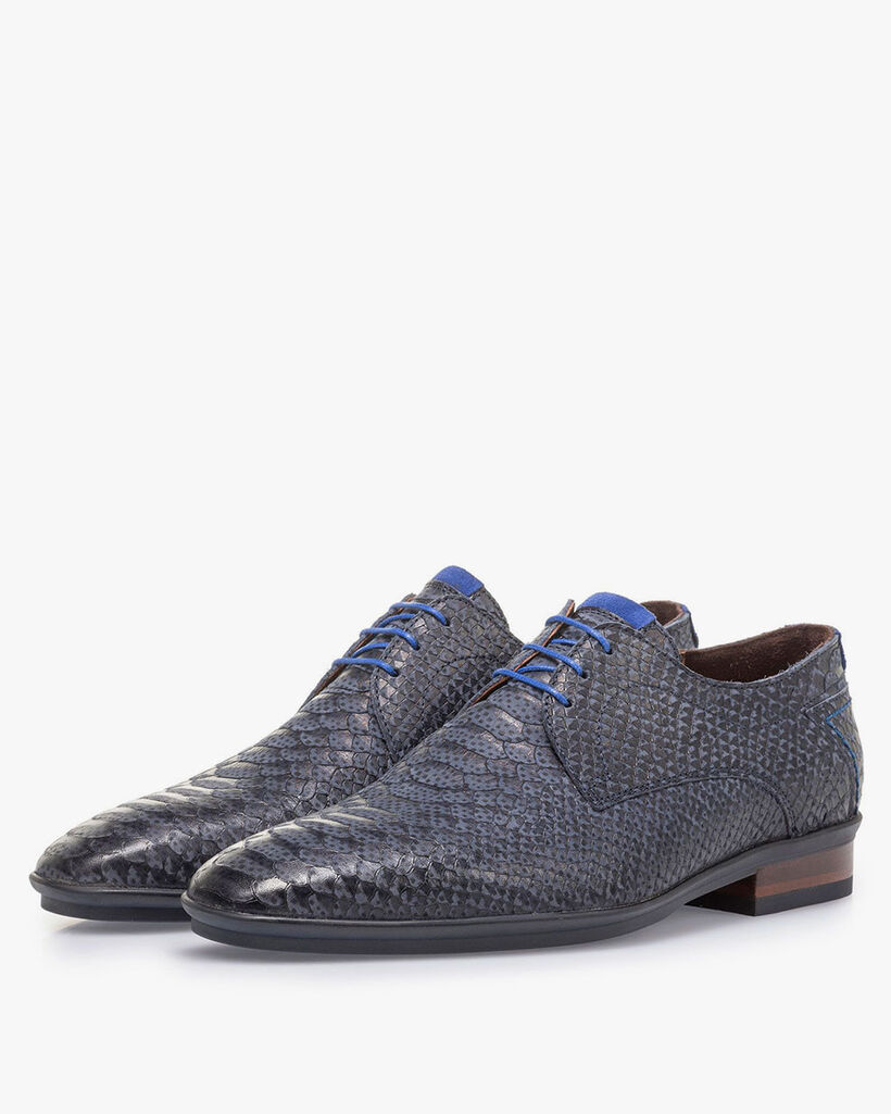 Donkerblauwe nubuckleren veterschoen met snakeprint