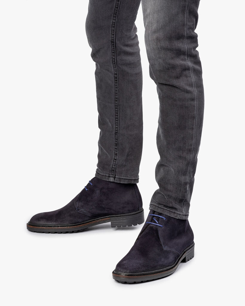 Donkerblauwe su&egrave;de veterboot