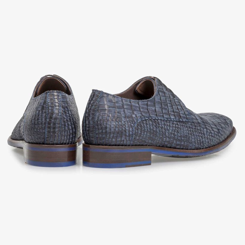 Blauwe nubuckleren veterschoen met crocoprint
