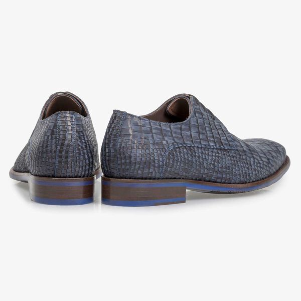 Blauwe nubuckleren veterschoen met crocoprint